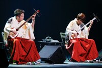 吉田兄弟（Photo by hajime kamiiisaka）