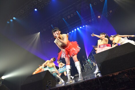 青山☆聖ハチャメチャハイスクールによるライブの様子。