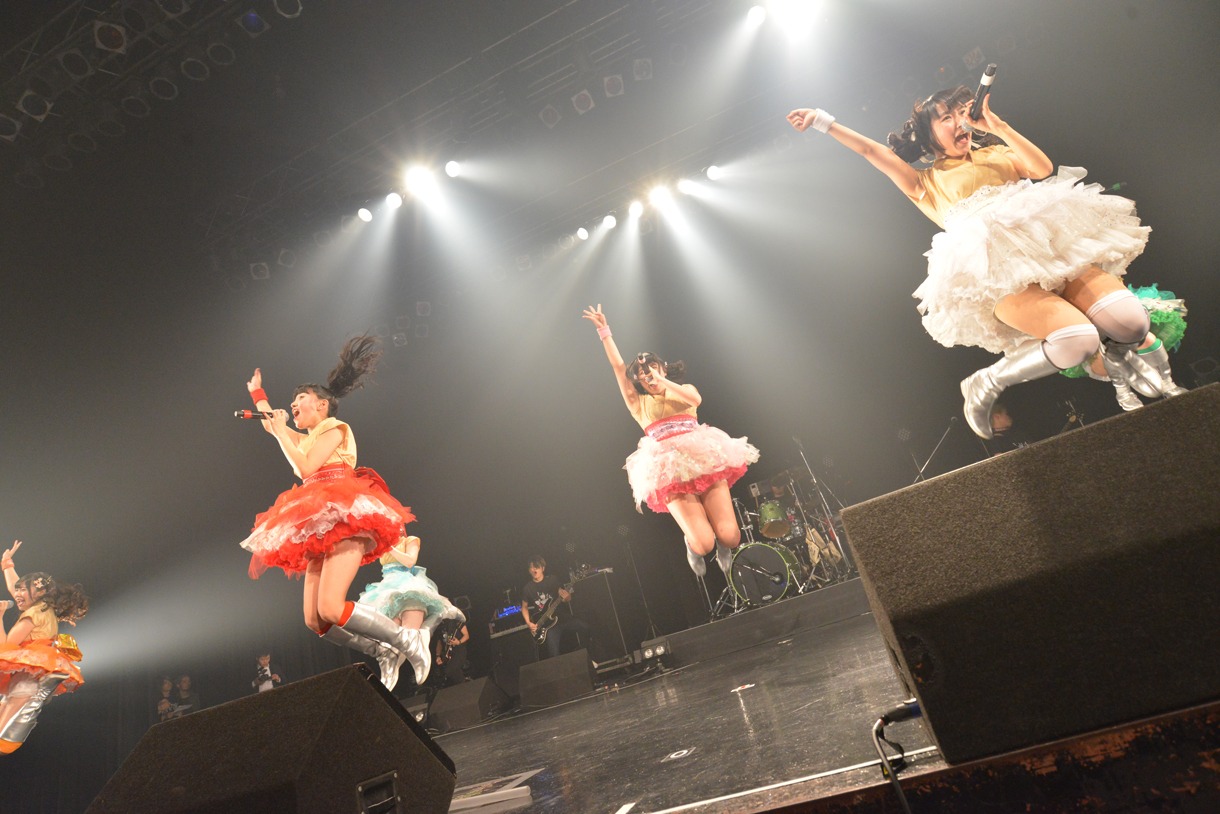 青山☆聖ハチャメチャハイスクールによるライブの様子。
