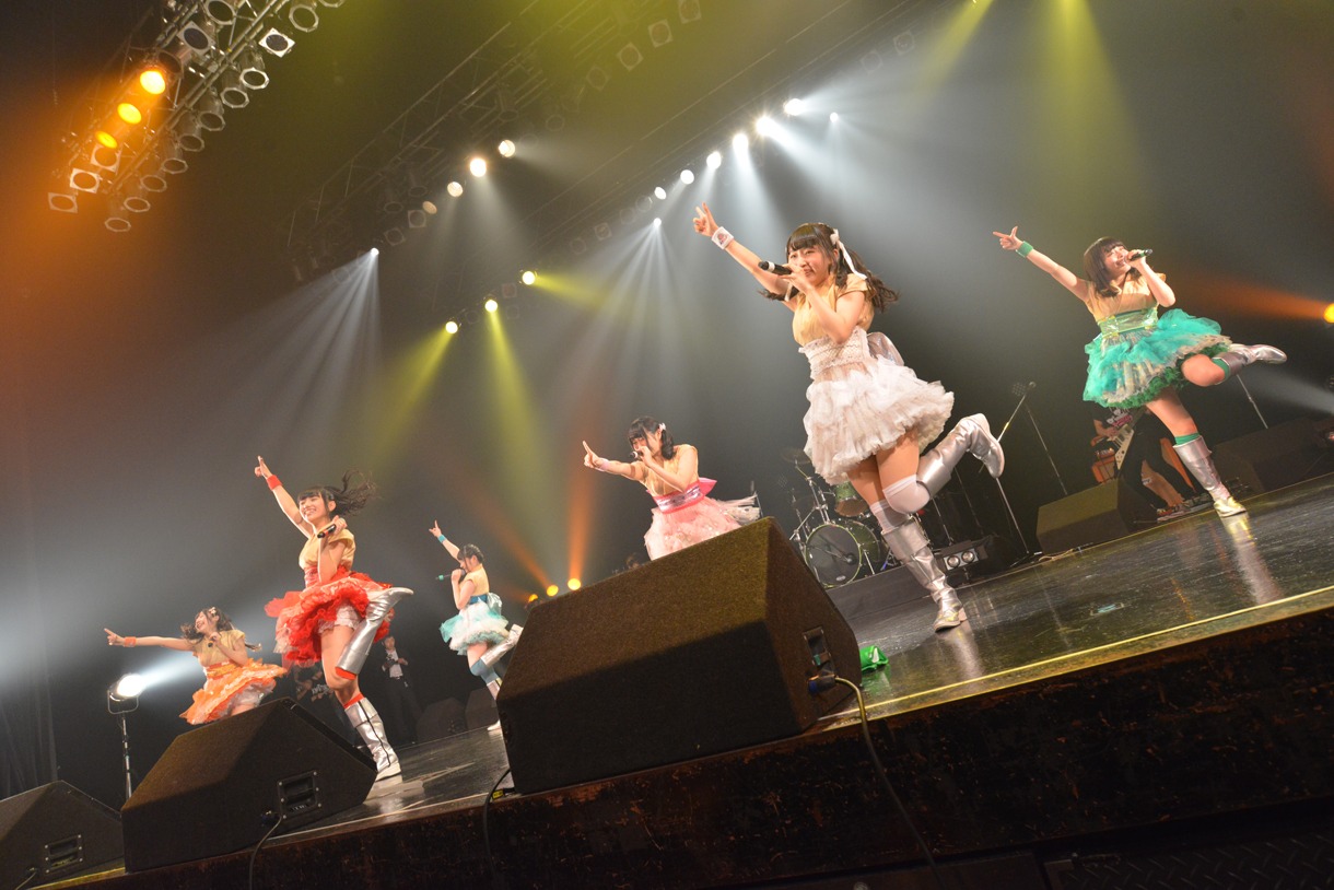 青山☆聖ハチャメチャハイスクールによるライブの様子。