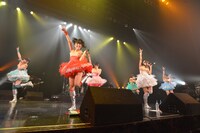 青山☆聖ハチャメチャハイスクールによるライブの様子。