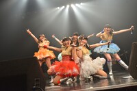 青山☆聖ハチャメチャハイスクールによるライブの様子。