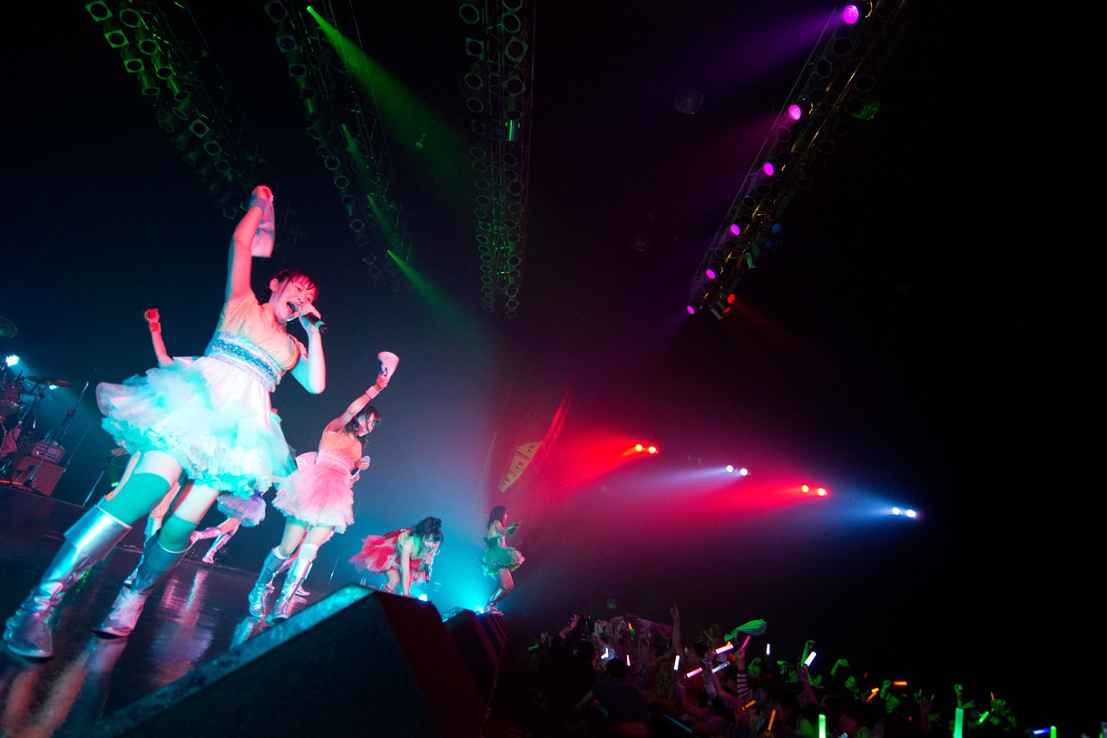 青山☆聖ハチャメチャハイスクールによるライブの様子。