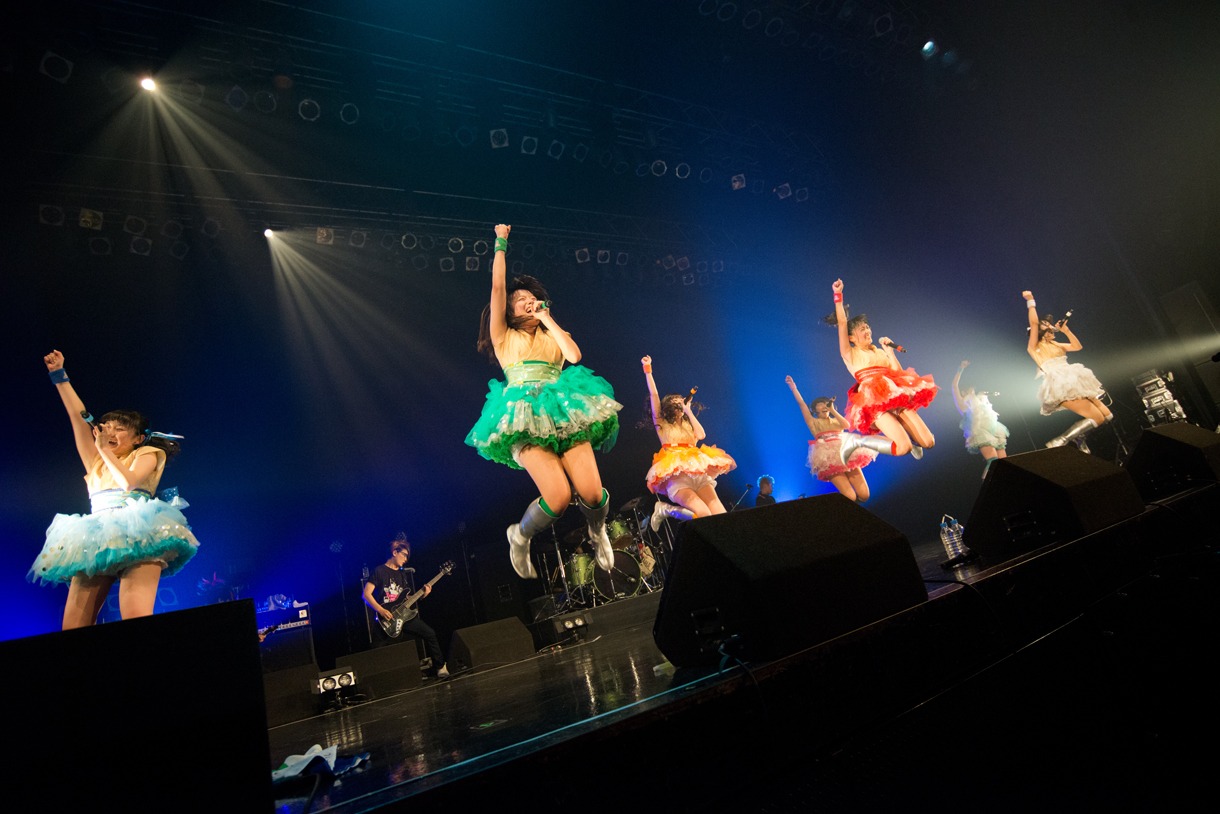 青山☆聖ハチャメチャハイスクールによるライブの様子。