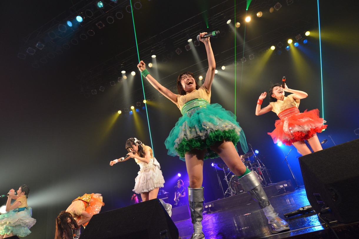 青山☆聖ハチャメチャハイスクールによるライブの様子。
