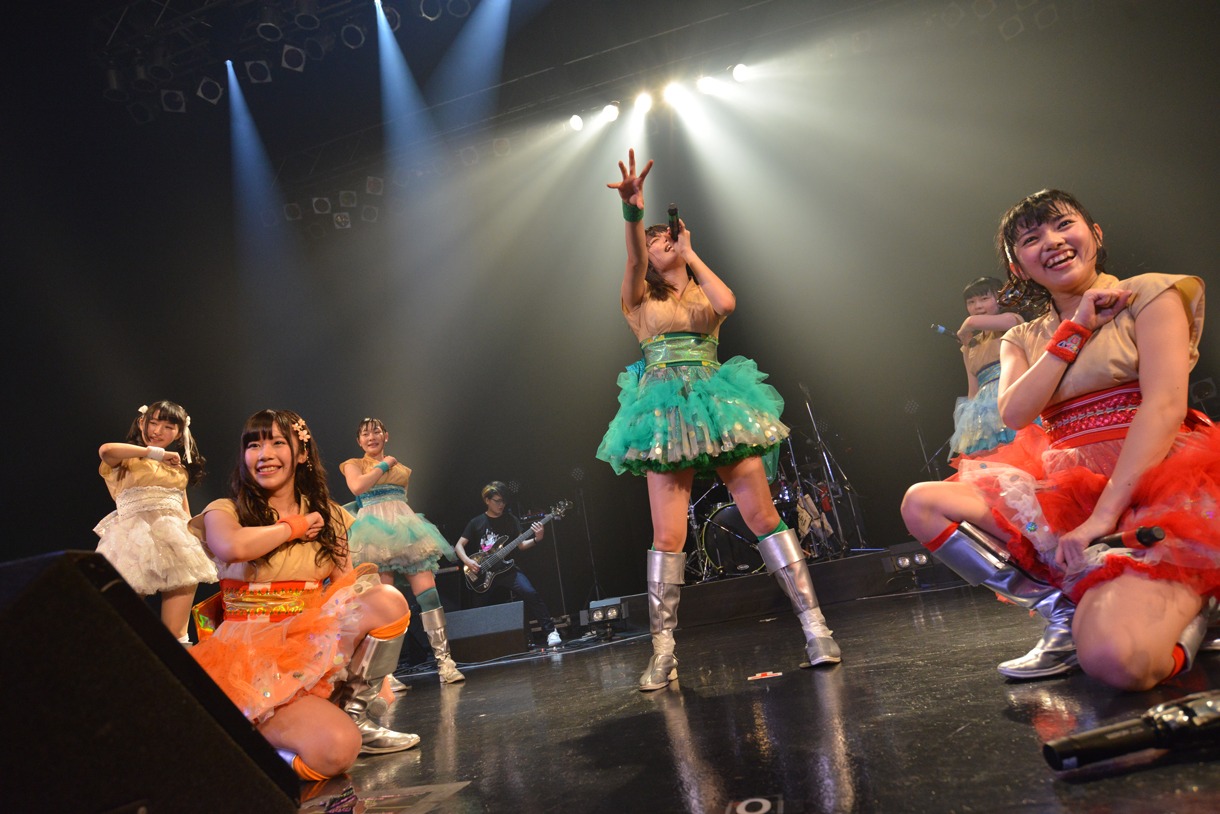 青山☆聖ハチャメチャハイスクールによるライブの様子。