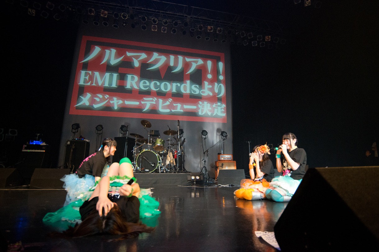 青山☆聖ハチャメチャハイスクールによるライブの様子。