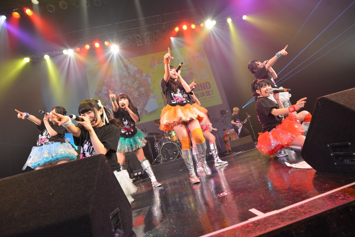青山☆聖ハチャメチャハイスクールによるライブの様子。