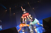 青山☆聖ハチャメチャハイスクールによるライブの様子。