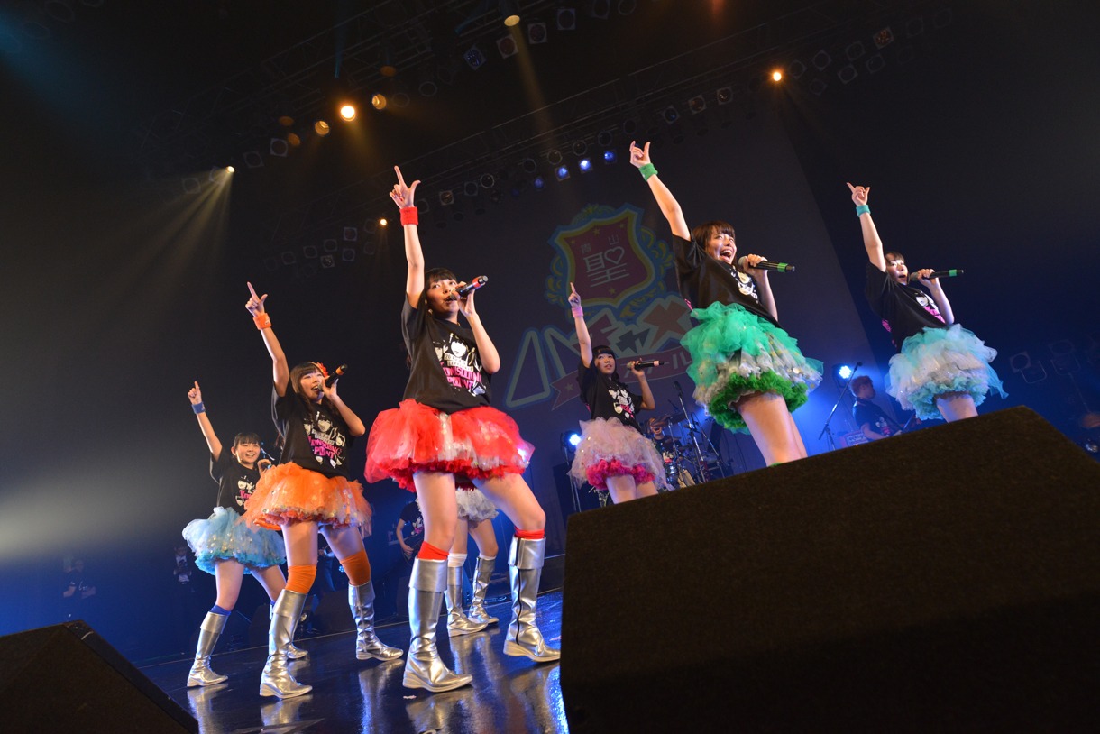 青山☆聖ハチャメチャハイスクールによるライブの様子。