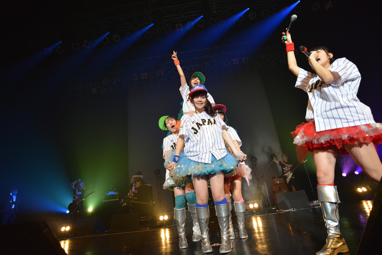 青山☆聖ハチャメチャハイスクールによるライブの様子。