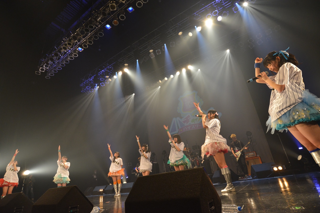 青山☆聖ハチャメチャハイスクールによるライブの様子。