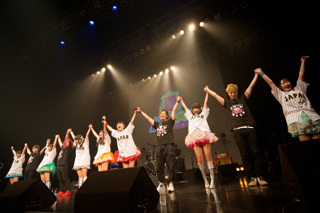 青山☆聖ハチャメチャハイスクールによるライブの様子。