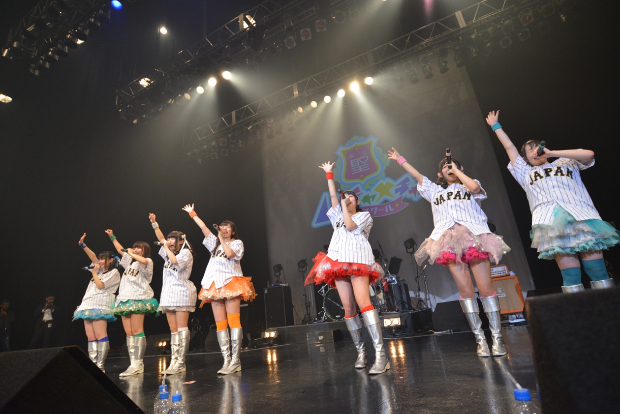青山☆聖ハチャメチャハイスクールによるライブの様子。