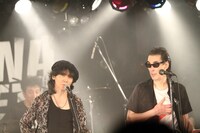 「雨上がりの夜空に」を歌う仲井戸“CHABO”麗市と鮎川誠。（撮影：積紫乃）