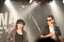 「雨上がりの夜空に」を歌う仲井戸“CHABO”麗市と鮎川誠。（撮影：積紫乃）