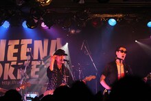 Charと鮎川誠によるギターセッション。（撮影：積紫乃）