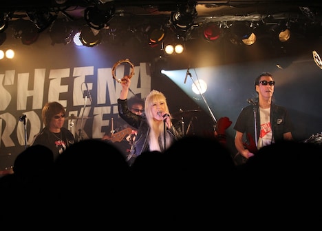 LUCY MIRRORを交えての「ROKKET RIDE」。(撮影:積紫乃)