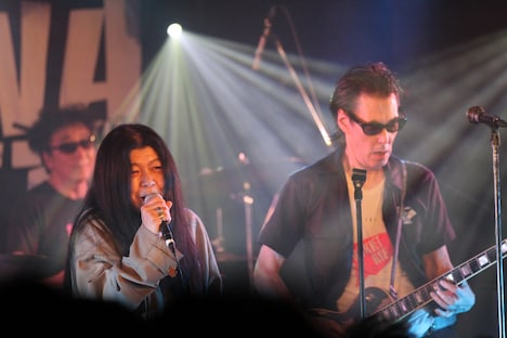 金子マリが歌う「YOU MAY DREAM」のパフォーマンス。