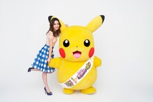 安田レイとピカチュウ。(c)Nintendo・Creatures・GAME FREAK・TV Tokyo・ShoPro・JR Kikaku (c)Pokemon (c)2015 ピカチュウプロジェクト