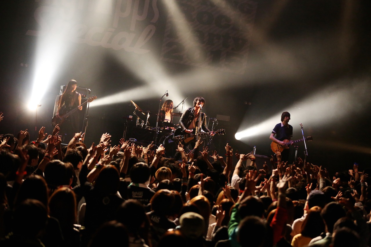 a flood of circleのライブの様子。