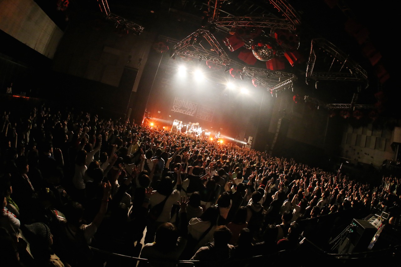 THE ORAL CIGARETTESのライブの様子。