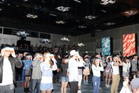 MRライブパフォーマンスを体験中の一般観覧者たち。