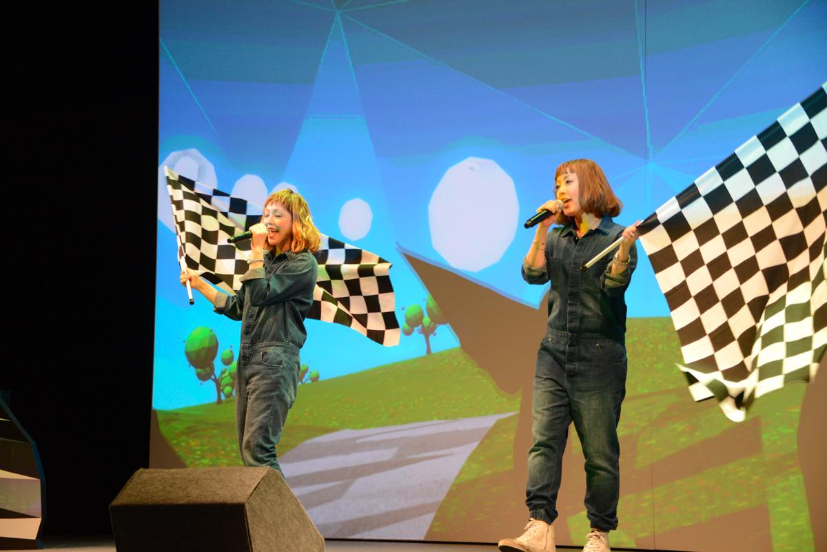 MRライブパフォーマンス中のPUFFY。