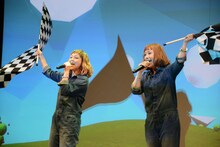 MRライブパフォーマンス中のPUFFY。