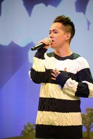 MRライブパフォーマンス中の清水翔太。