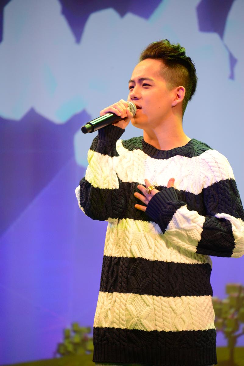 MRライブパフォーマンス中の清水翔太。