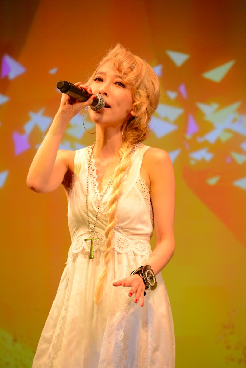 MRライブパフォーマンス中の加藤ミリヤ。