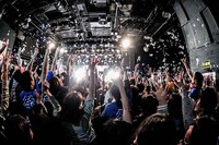 四星球のライブの様子。