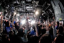 四星球のライブの様子。