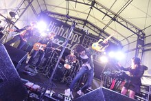 The Flickersのライブの様子。