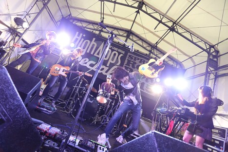 The Flickersのライブの様子。