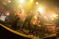 左からフセタツアキ（G, Cho）、シノヤマコウセイ（Vo, G）、ハジオキクチ（G, Cho）。（撮影：白石達也）