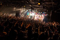Suck a Stew Dry「春のモラトリアムまつり」東京・渋谷CLUB QUATTRO公演の様子。（撮影：白石達也）