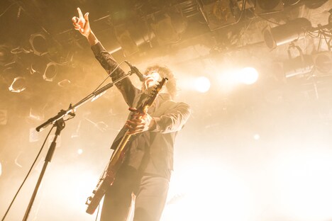 シノヤマコウセイ(Vo, G)(撮影:白石達也)