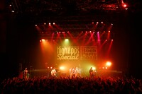 KANA-BOONのライブの様子。