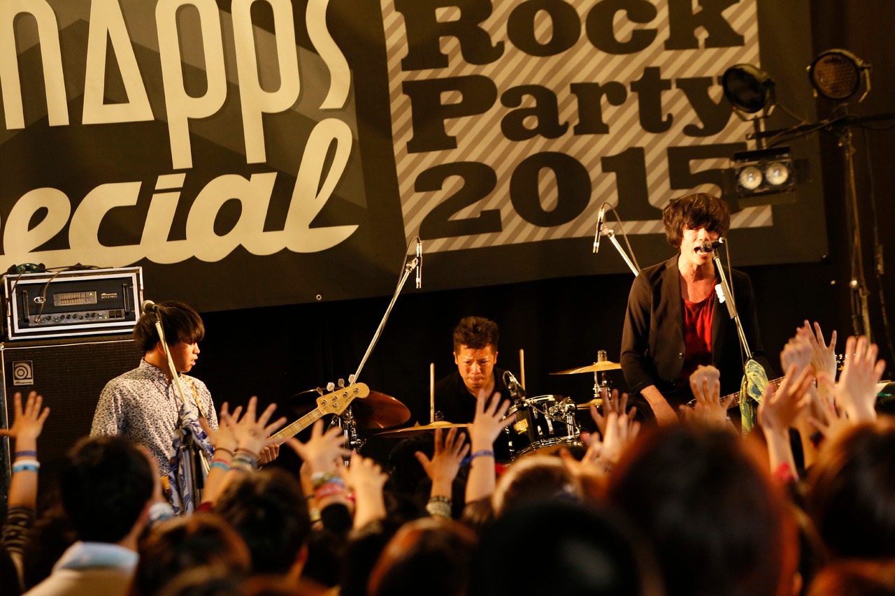 LAMP IN TERRENのライブの様子。