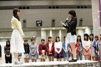 今週の人気画像3位は「松井玲奈、乃木坂46兼任解除セレモニー『乃木坂大好きです！』」より、兼任解除セレモニーで松井玲奈（写真左）にメッセージを送る生駒里奈（写真右）。