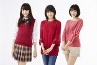 ロッテガーナミルクチョコレートCM「母の日2015」編の出演者たち。左より松井愛莉、土屋太鳳、広瀬すず。