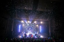 超特急「BULLET TRAIN ONEMAN SHOW SPRING HALL TOUR2015 “20億分のLINK 僕らのRING”」ファイナル公演の様子。（撮影：米山三郎［SignaL］）