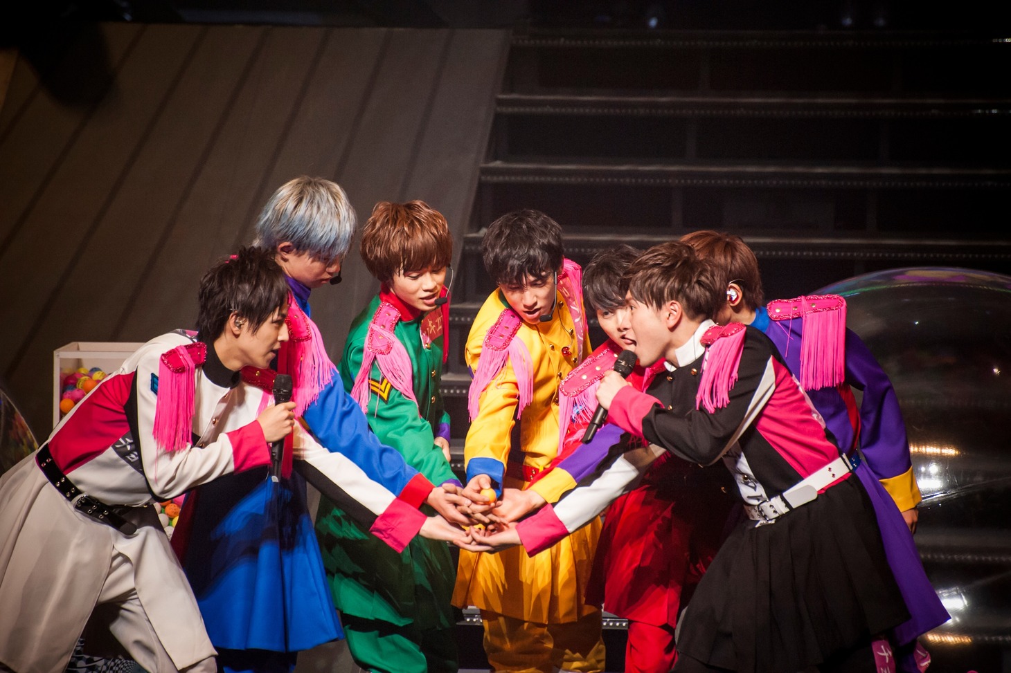 超特急「BULLET TRAIN ONEMAN SHOW SPRING HALL TOUR2015 “20億分のLINK 僕らのRING”」ファイナル公演の様子。（撮影：米山三郎［SignaL］）