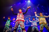 超特急「BULLET TRAIN ONEMAN SHOW SPRING HALL TOUR2015 “20億分のLINK 僕らのRING”」ファイナル公演の様子。（撮影：米山三郎［SignaL］）