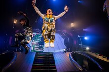 超特急「BULLET TRAIN ONEMAN SHOW SPRING HALL TOUR2015 “20億分のLINK 僕らのRING”」ファイナル公演の様子。（撮影：米山三郎［SignaL］）