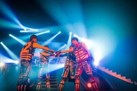 超特急「BULLET TRAIN ONEMAN SHOW SPRING HALL TOUR2015 “20億分のLINK 僕らのRING”」ファイナル公演の様子。（撮影：米山三郎［SignaL］）