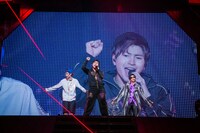 コーイチ、カイ、リョウガによるユニット「BAD BOYZ」。左から戒、剛威恥、猟牙。（撮影：米山三郎［SignaL］）