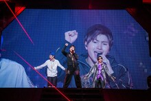 コーイチ、カイ、リョウガによるユニット「BAD BOYZ」。左から戒、剛威恥、猟牙。（撮影：米山三郎［SignaL］）